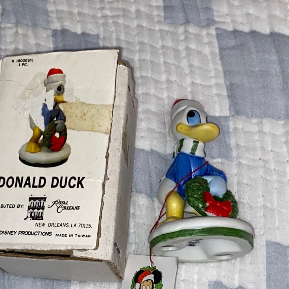 Vintage Porcelain Donald Duck Figurine Christmas Wreath Walt Disney Productions